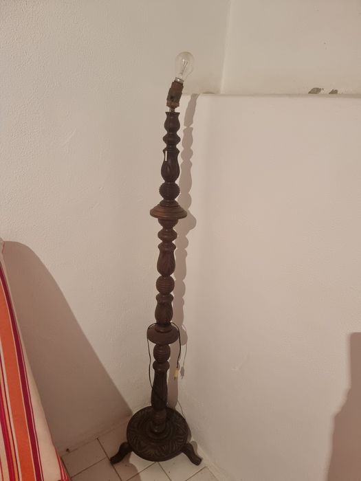 Lâmpada Antiga em Madeira