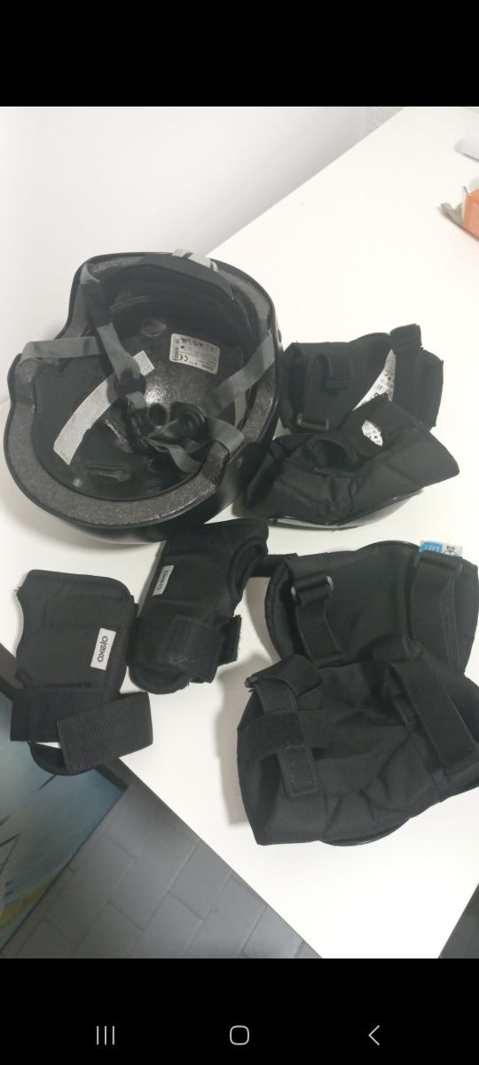 Capacete e protecção de joelhos e cotovelos