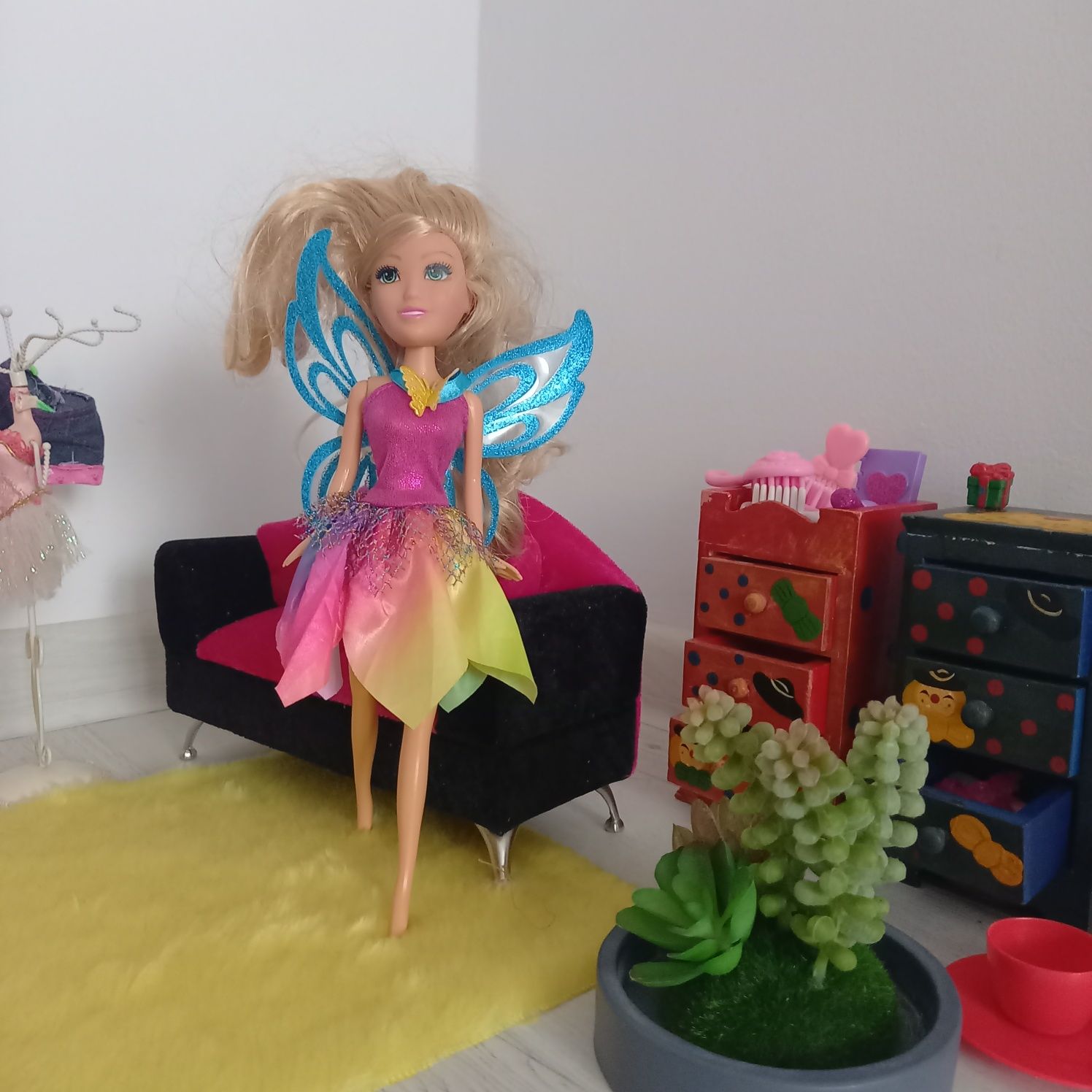 Lalka elf w różowej sukience ze skrzydłami blondynka jak Barbie