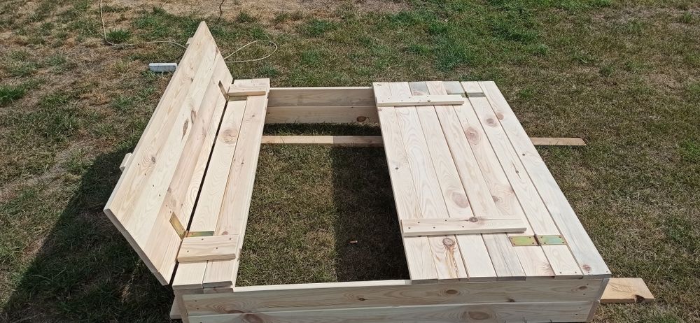 Piaskownica 120x120 zamykana z ławeczkami