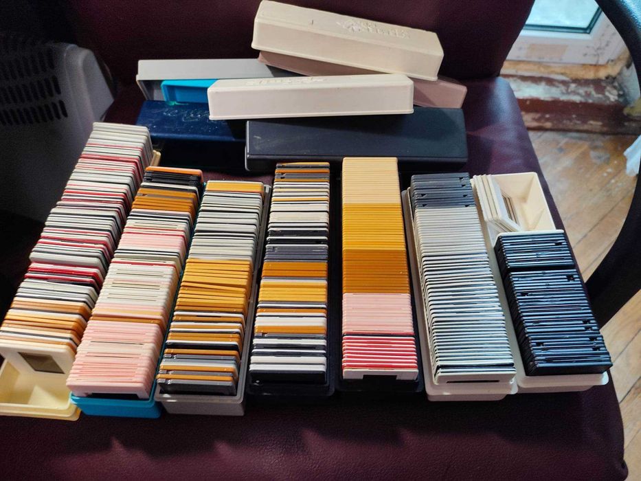 Диапроектор Экран с коробками и рамочками для слайдов