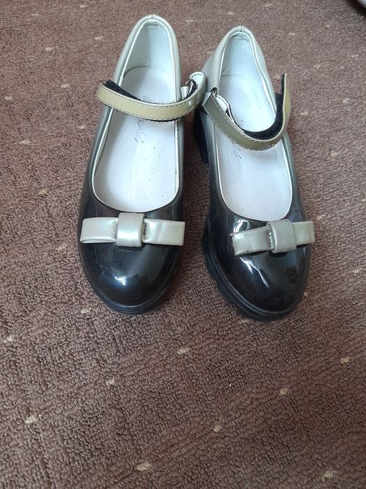 Туфлі нові в школу