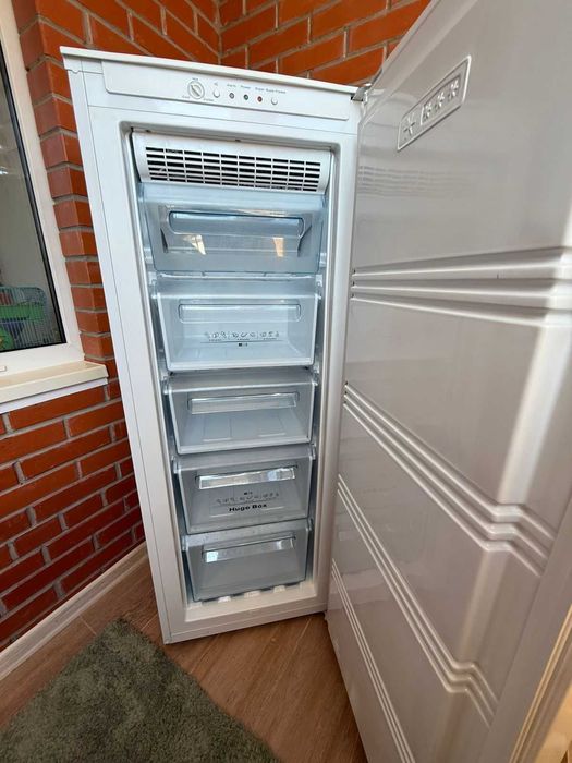 Продаю морозильну камеру (система No Frost) Hisense RS-22DC4SJA