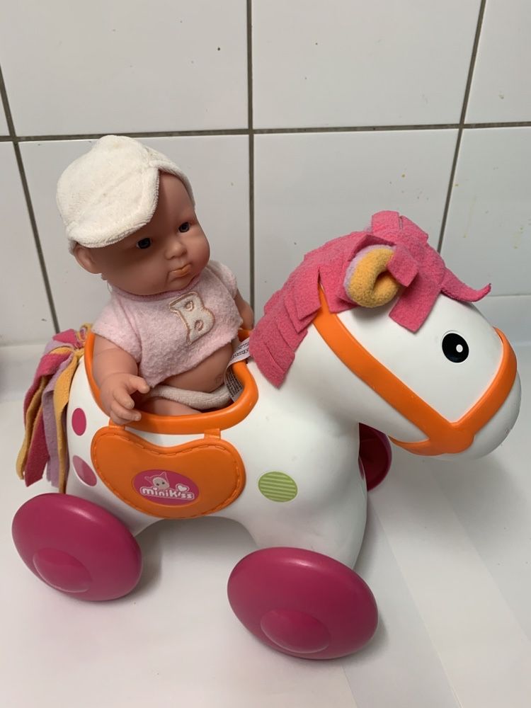 Lalka w jeździku