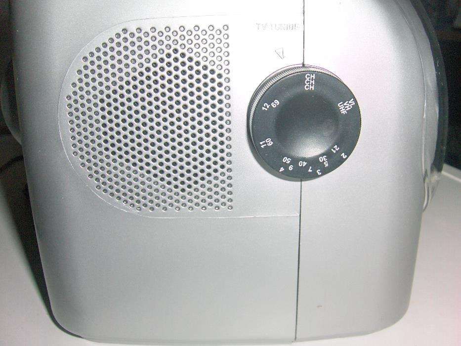 TV PORTÁTIL de 5,5 " e Rádio AM/FM, marca Style-NOVA na caixa original