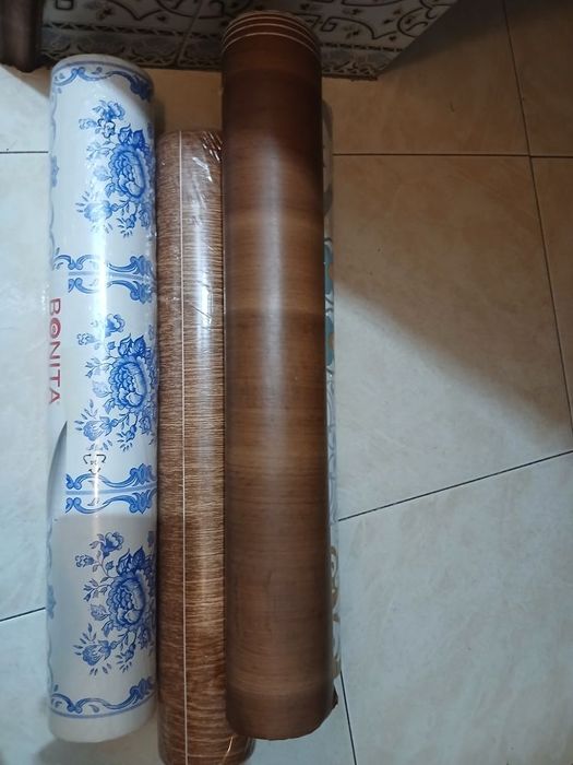 Estou a vender papel de parede 20 m e L-45 cm de largura