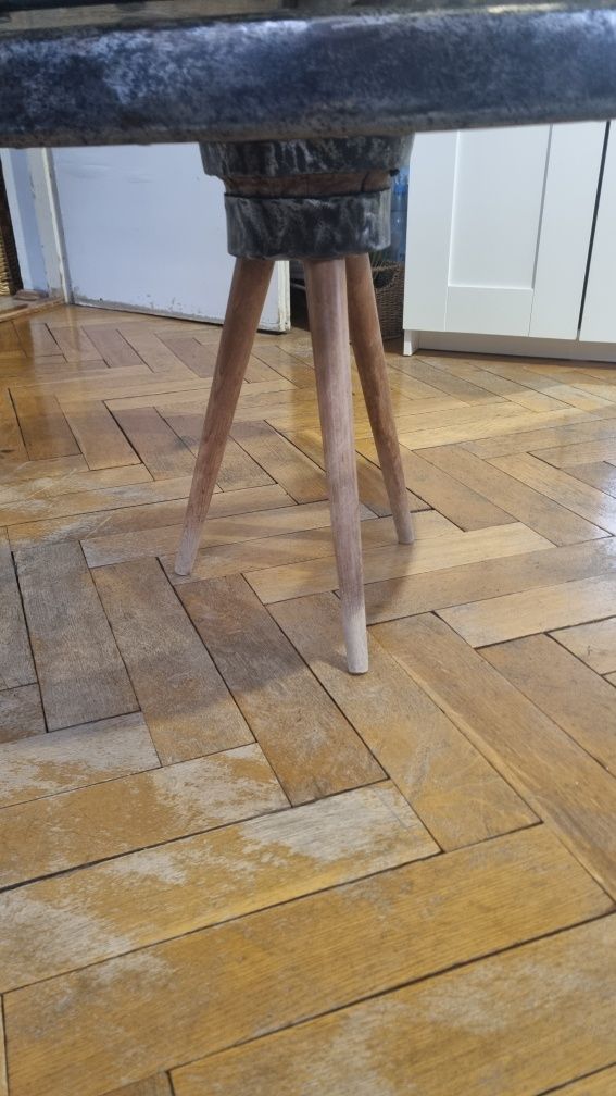 Stolik z koła od wozu