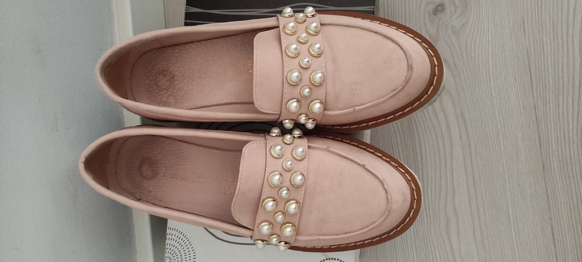 Sapato rosa com pérolas