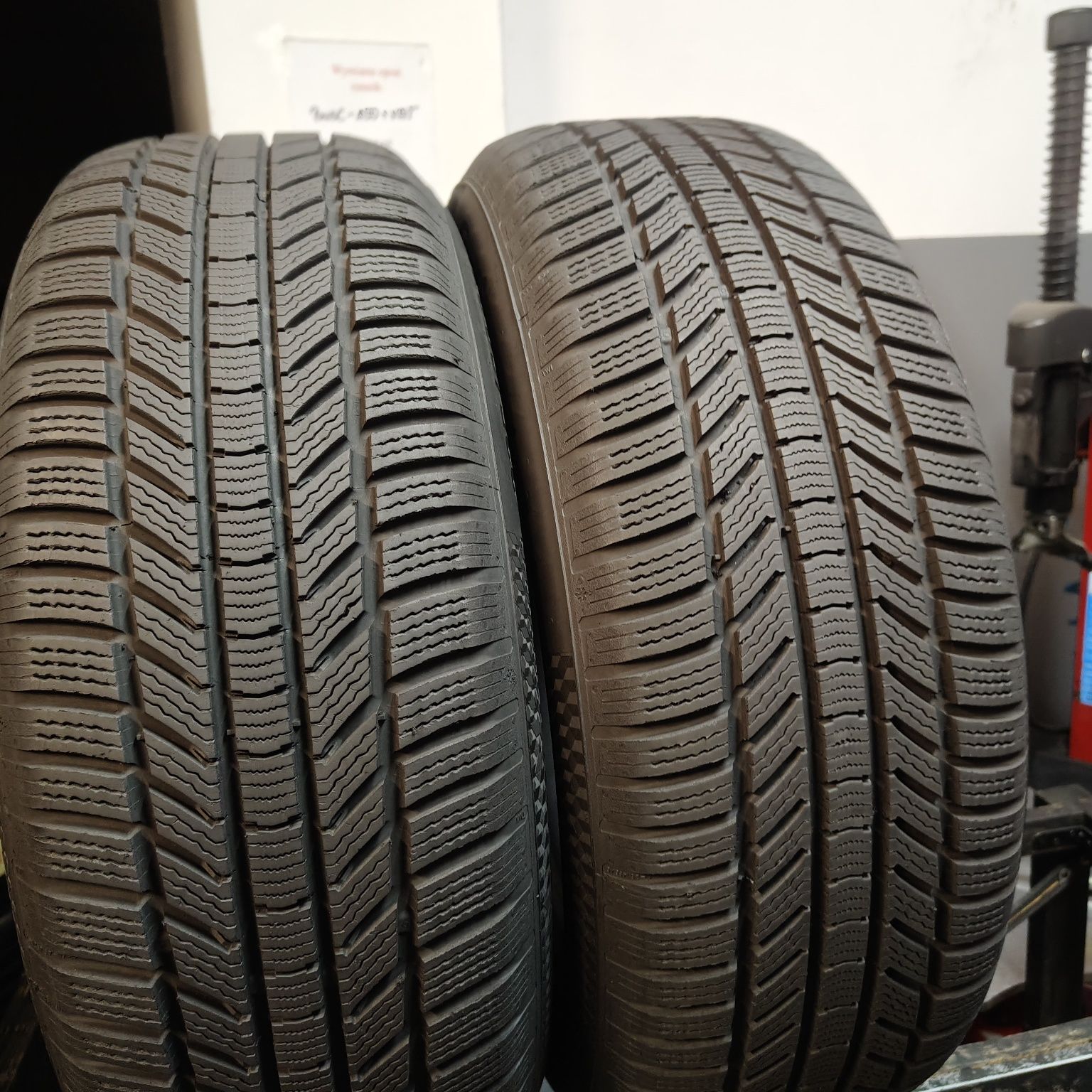 235/60/18 XL Sprzedam parę opon zimowych Continental