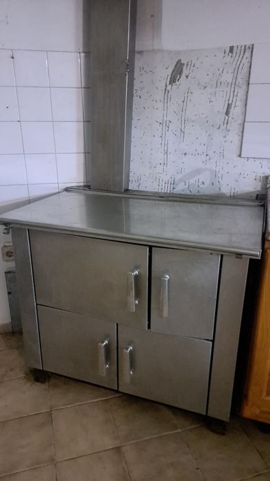 Fogão a lenha com pouco uso