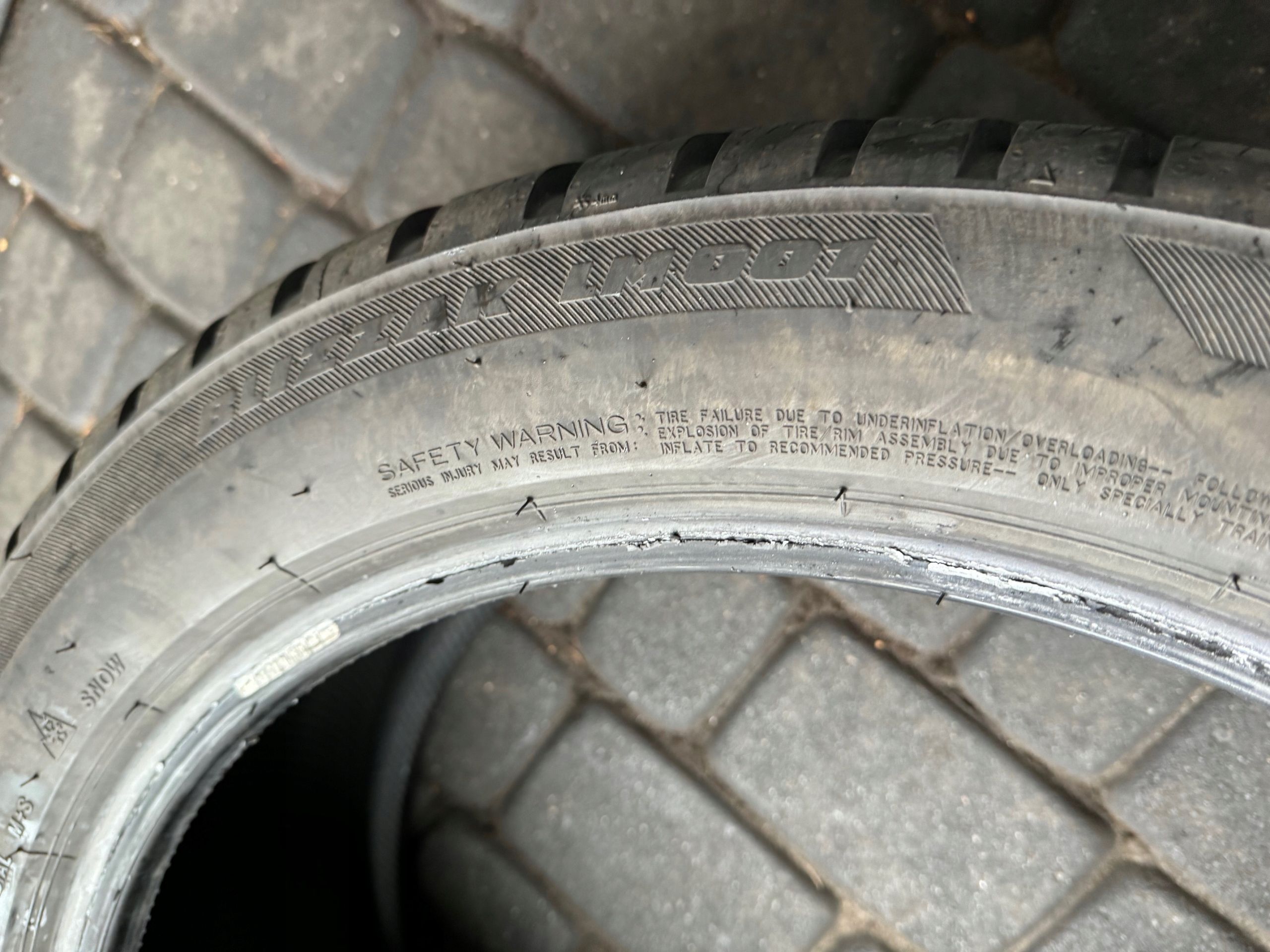 Opony Bridgestone Blizzak LM001 - 245/45/20