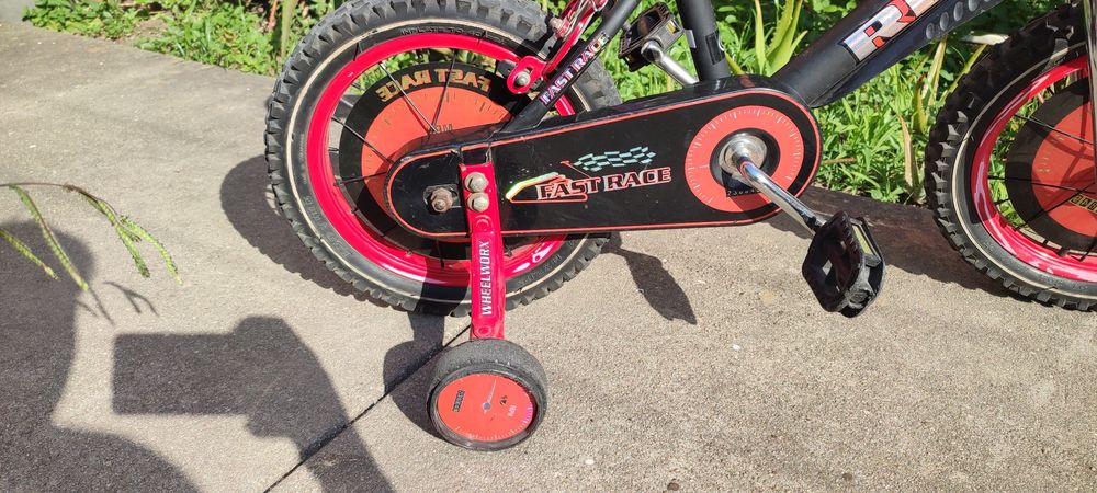 Bicicleta super robusta bom estado c rodinhas vendo ou  troco