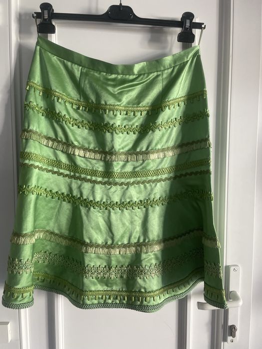 Saia de seda, da Moschino, rodada e com aplicacoes de renda