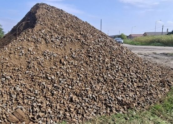 *Tłuczeń*wysiewka *utwardzenie placu*podjazdu*podniesienie terenu*