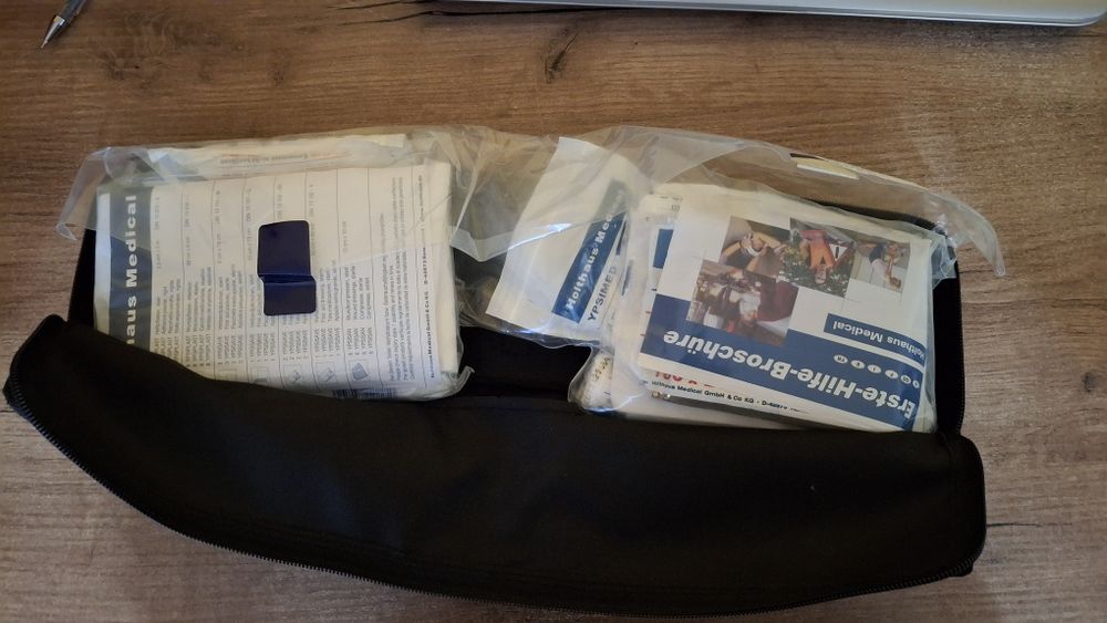 Sprzedam oryginalny apteczkę BMW