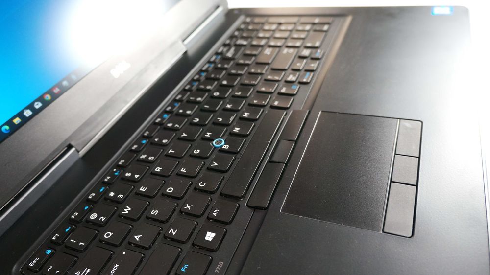 Dell Precision 7710  i7-6920HQ\16GB\256GB\Pro W7170M 4GB\17,3 FHD IPS
