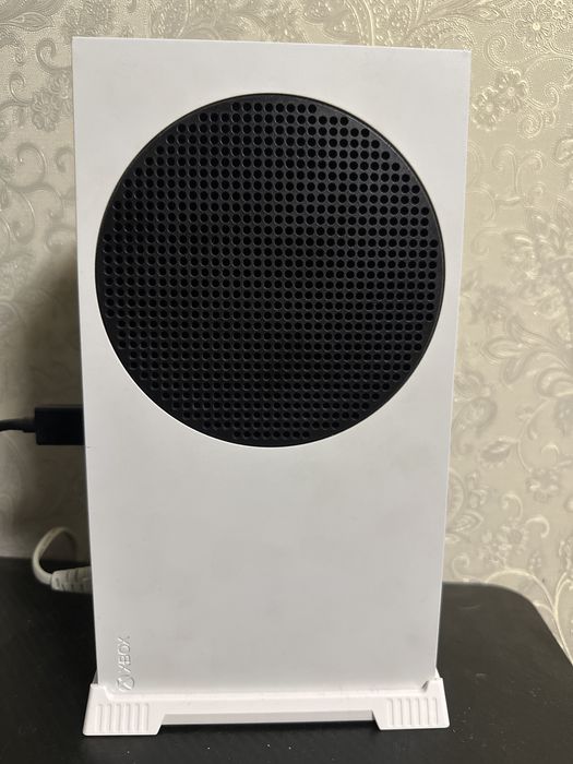 Xbox series s та два геймпади