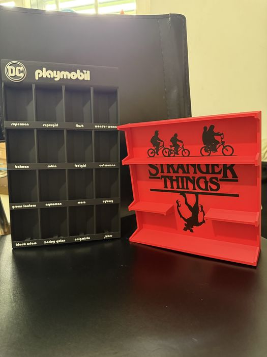 Expositores Ovos Kinder Stranger Things e Playmobil