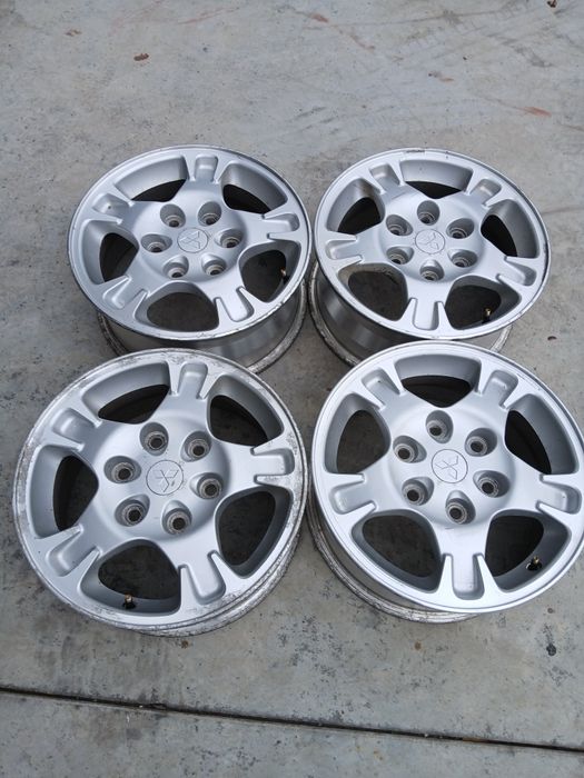 Sprzedam  komplet  felg 16 mitsubishi Pajero