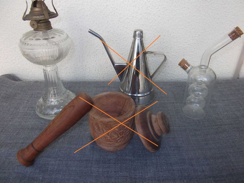 Galheteiro e candeeiro petróleo em vidro / Glass cruet & oil lamp