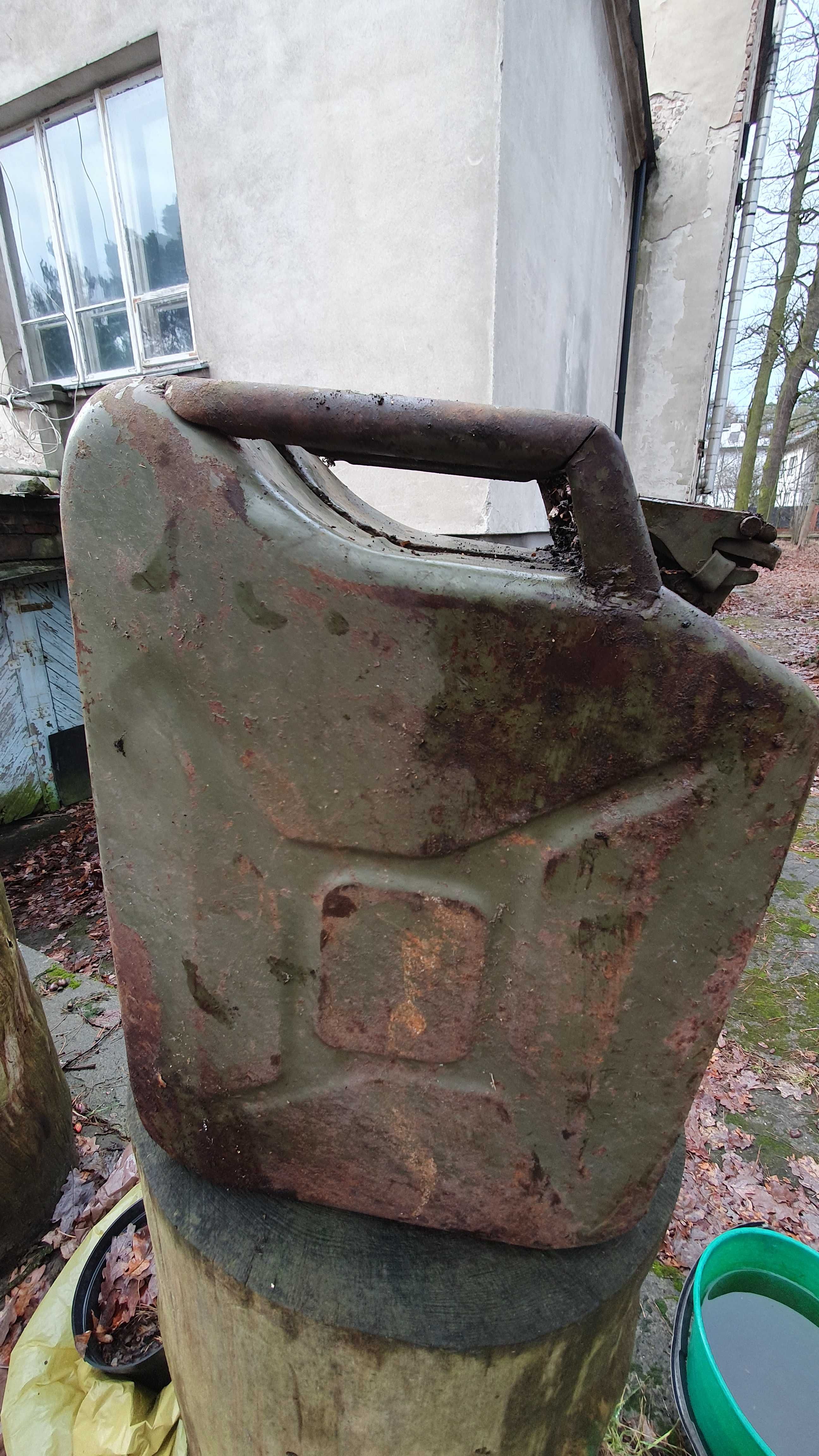 Stary kanister metalowy 20 L