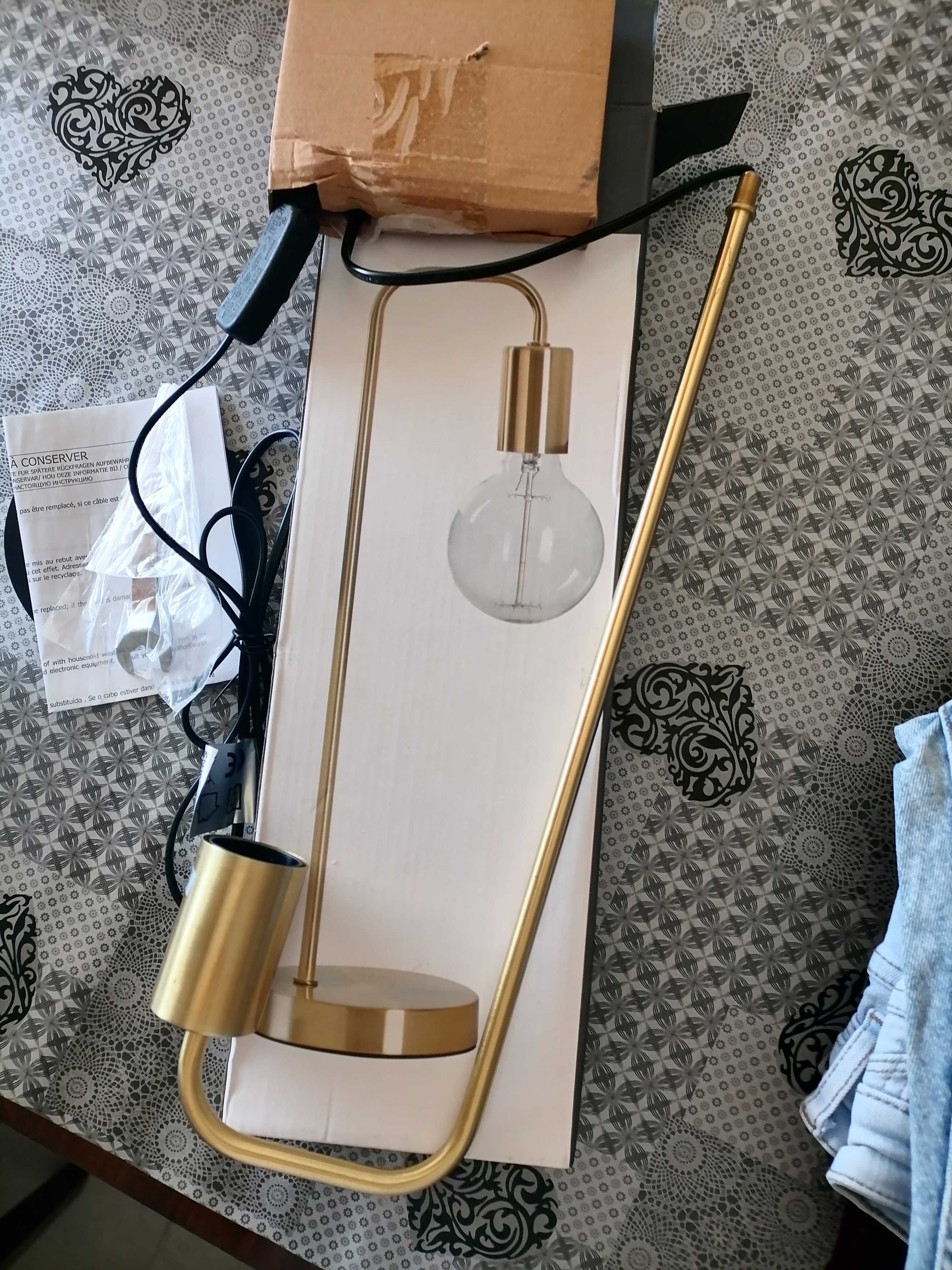 Candeeiro de mesa com design simples e moderno