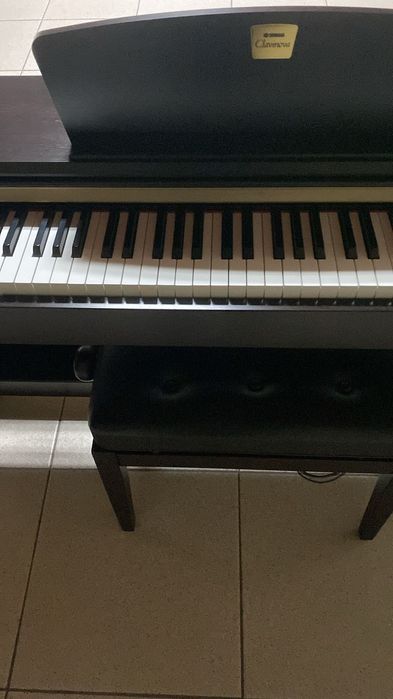 Piano Digital Yamaha Clavinova CLP-320 + Banco ajustável