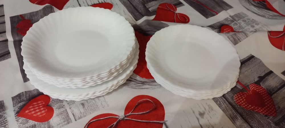 Pratos + toalha de mesa