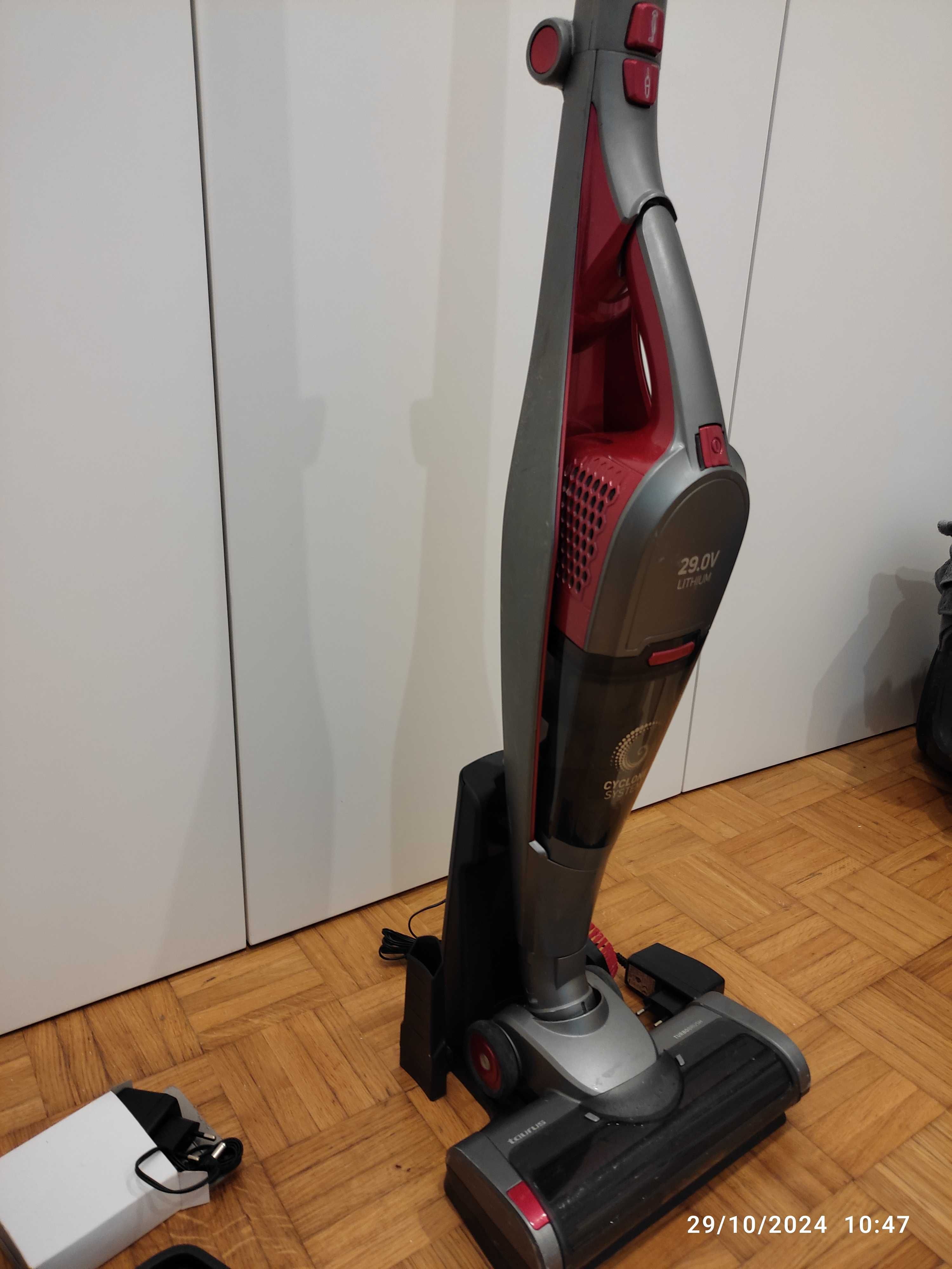 Vendo aspirador vertical Taurus cyclone system com pouco uso