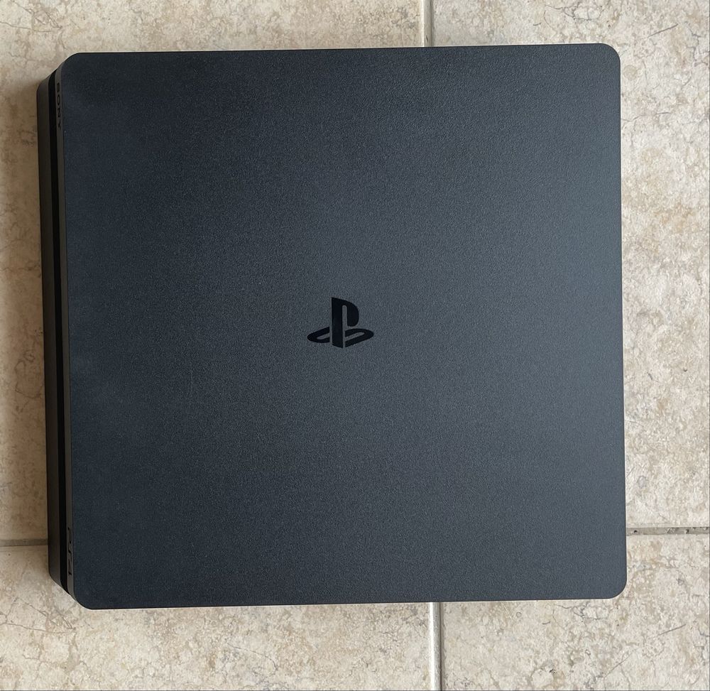 PS4 Slim (1 TB) + 2 comandos + 5 Jogos