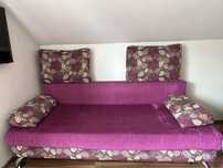 Sofa rozkladana plus pufy