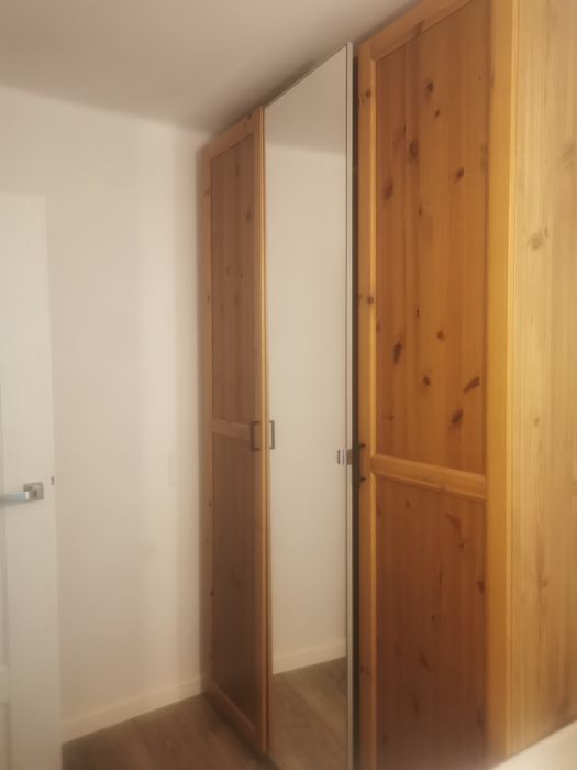 Szafa Pax Ikea w kolorze drewna
