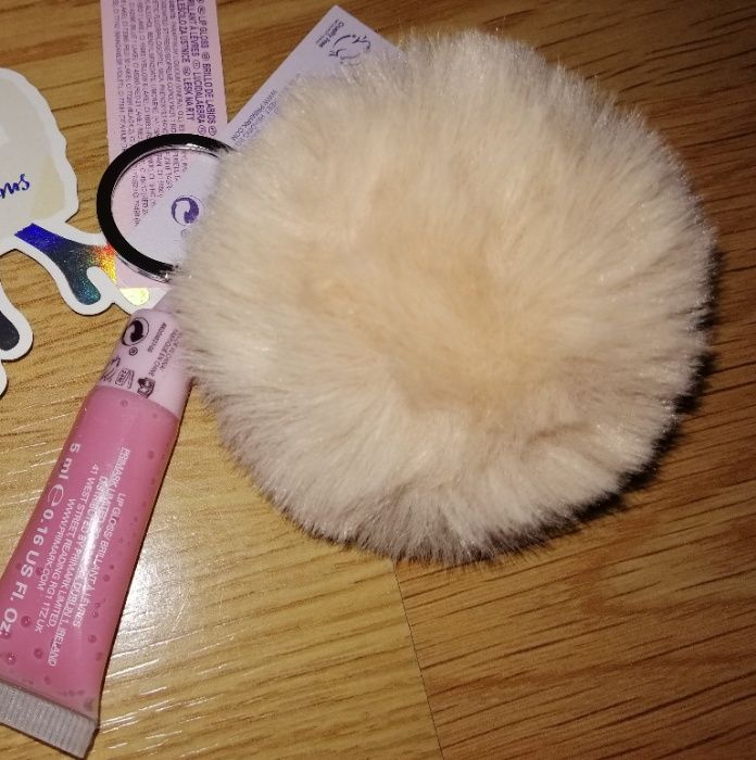 Porta-chaves com pompom e gloss para os lábios (Novo)
