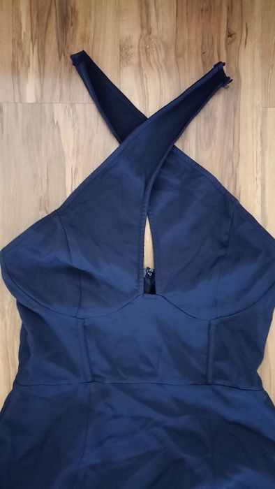 Nowa sukienka wieczorowa bez pleców PrettyLittleThing rozmiar M