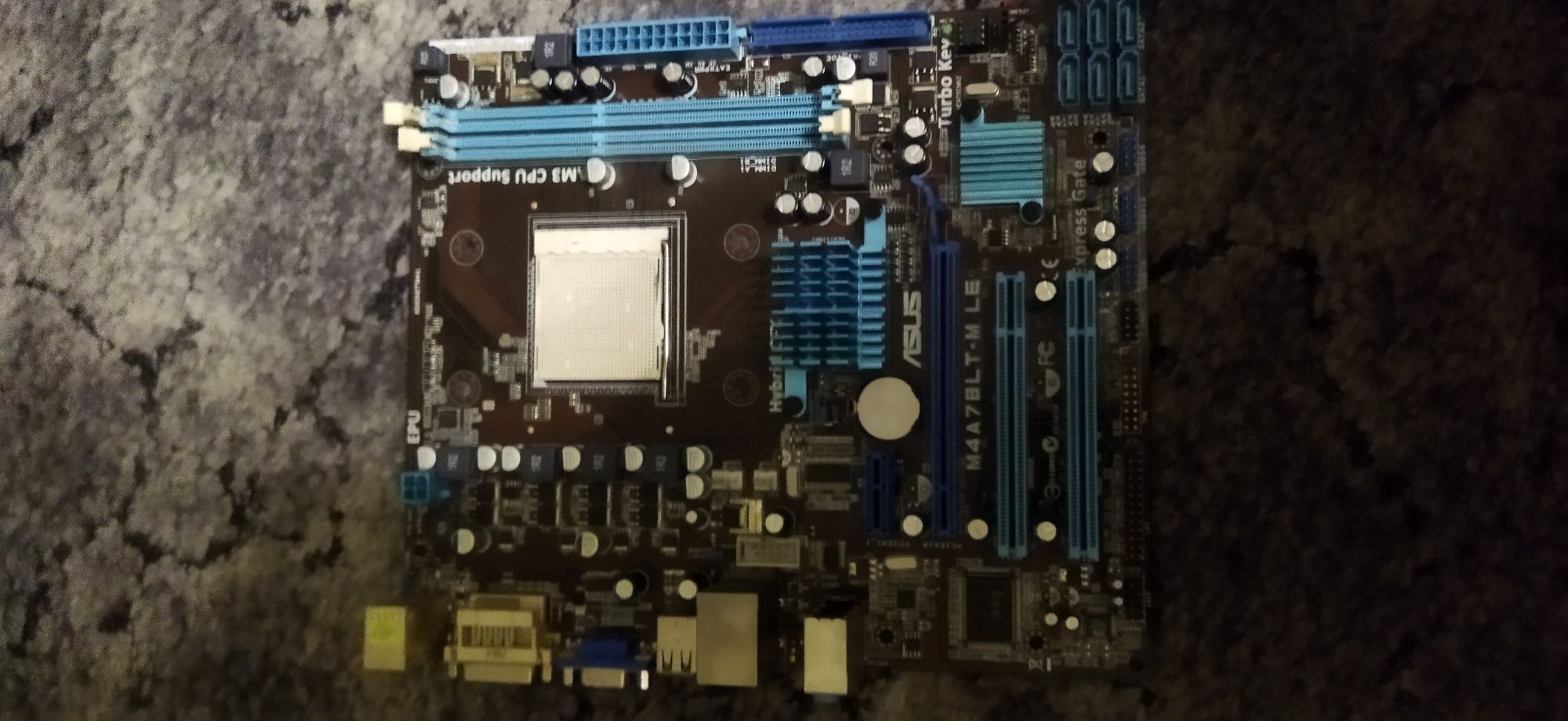 Материнська плата Asus M4A78LT-M LE в зборі