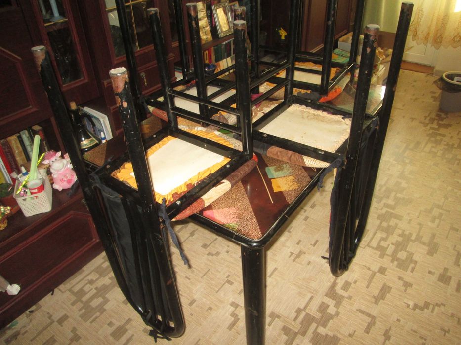 Стол обеденный и четыре стула