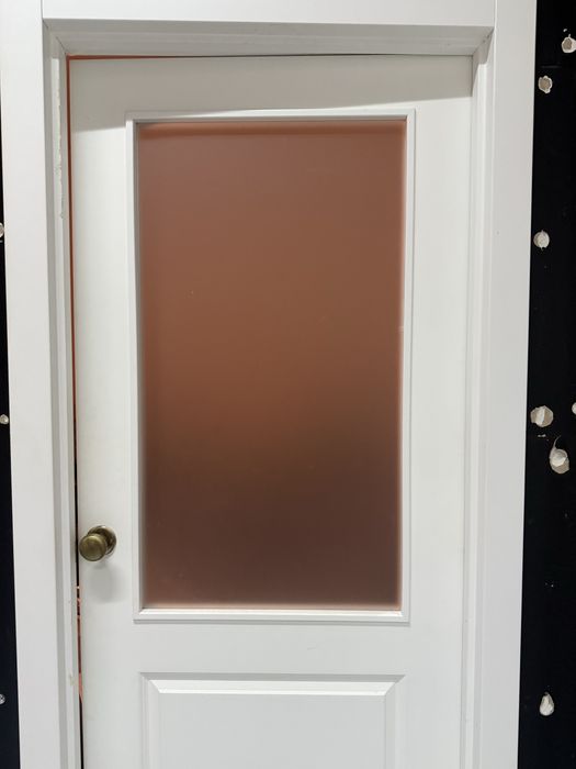 Porta branca com janela em muito bom estado