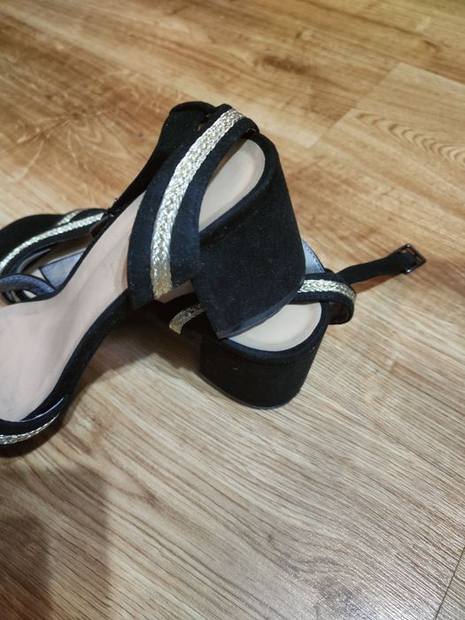 Nowe sandałki marki Reserved rozmiar 39