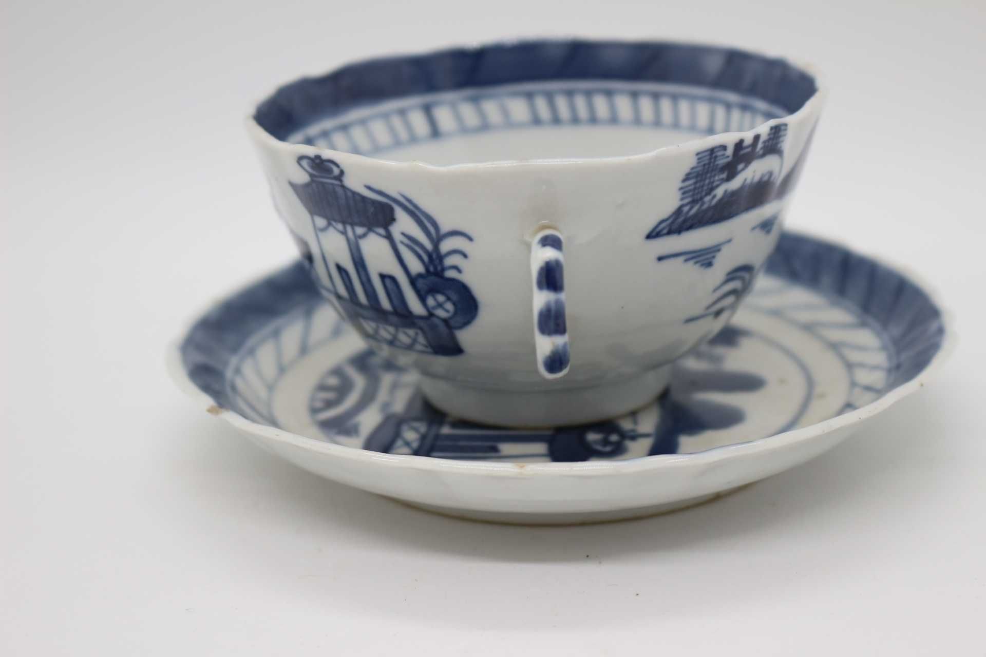 Chávena e Pires em porcelana Chinesa Fluvial e Pagodes XIX