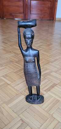 Drewniana figurka kobiety