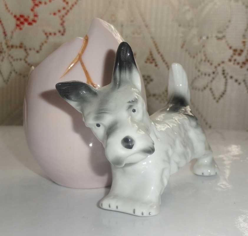 Figurka porcelanowa wazon pies