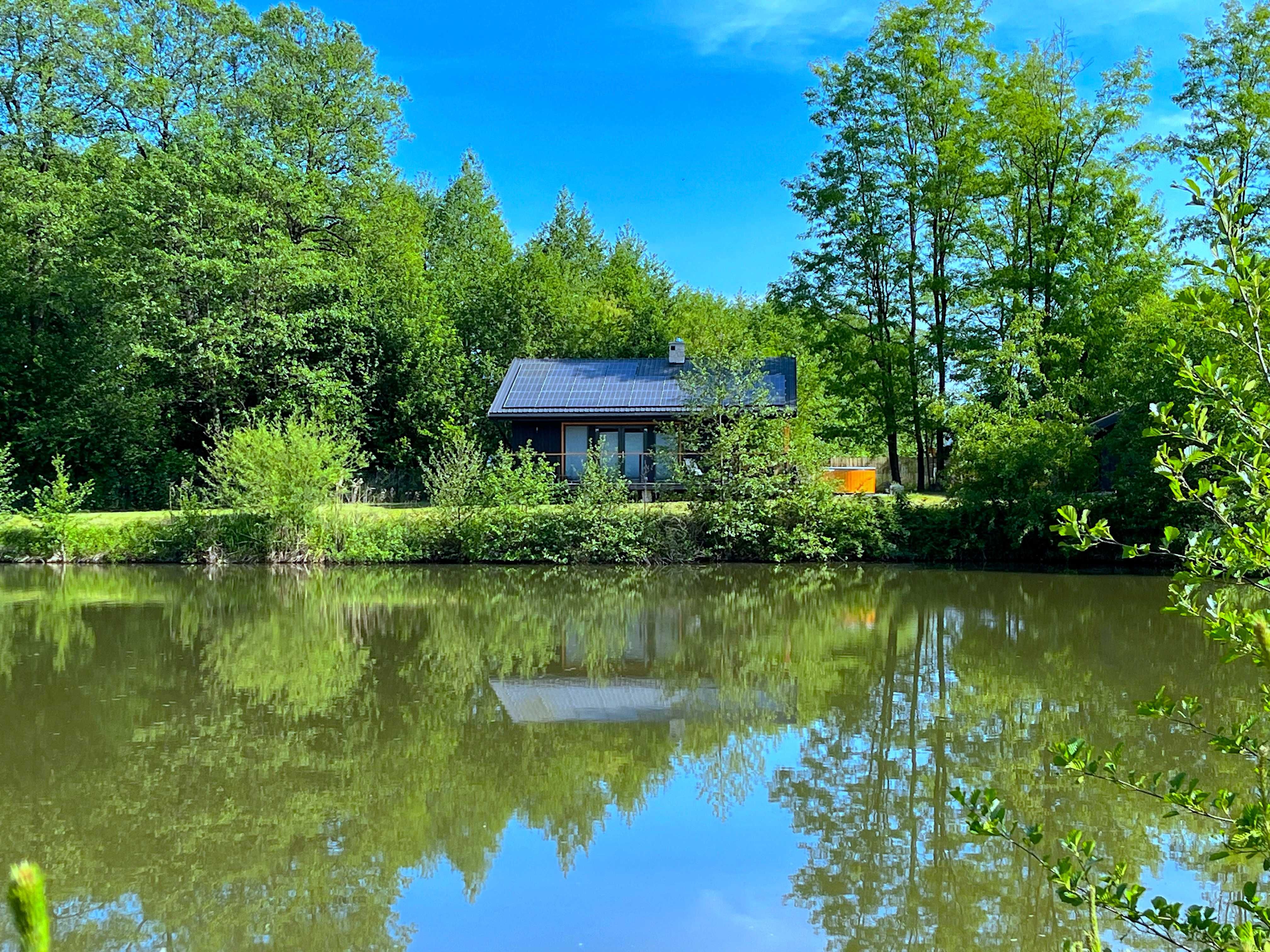 2 os Domek nad Stawem z balią jacuzzi jeden na terenie na odludziu las