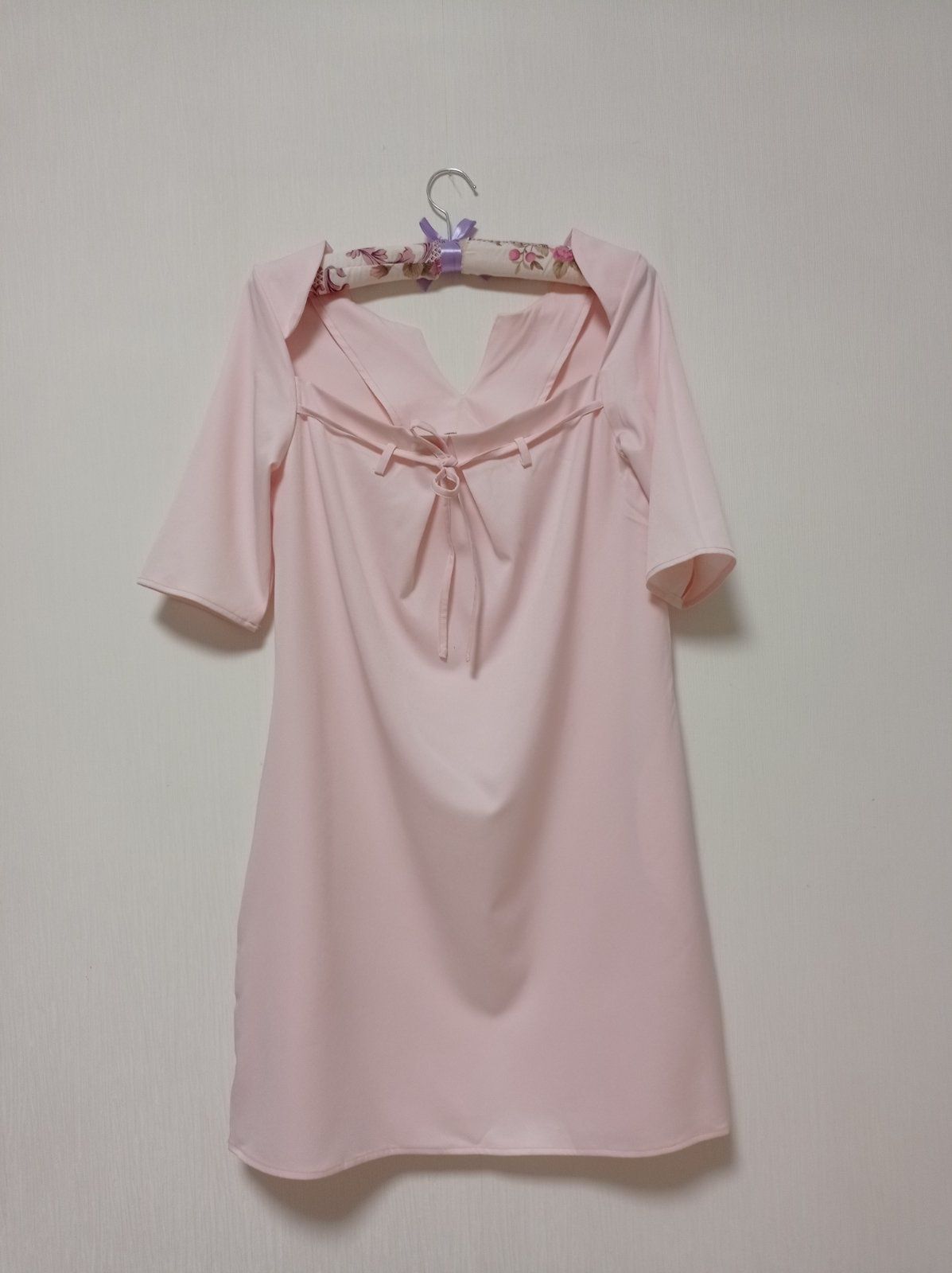 Платье нежно-розовое с интересной спинкой