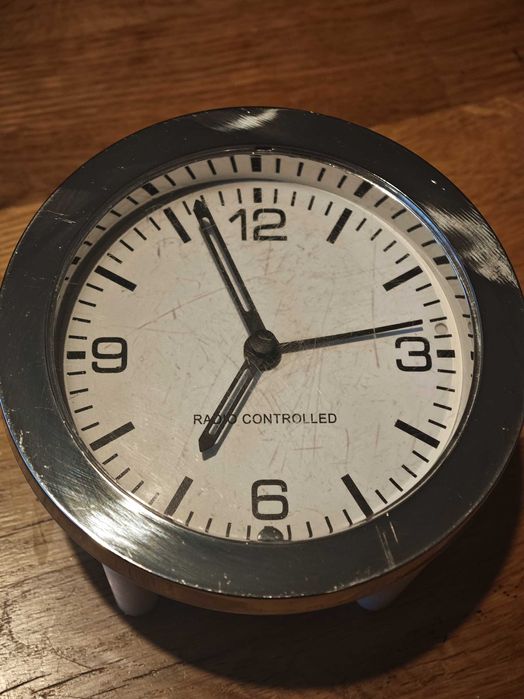 Radiobudzik TCM Tchibo, analogowy, funkcja drzemki, srebrno-biały