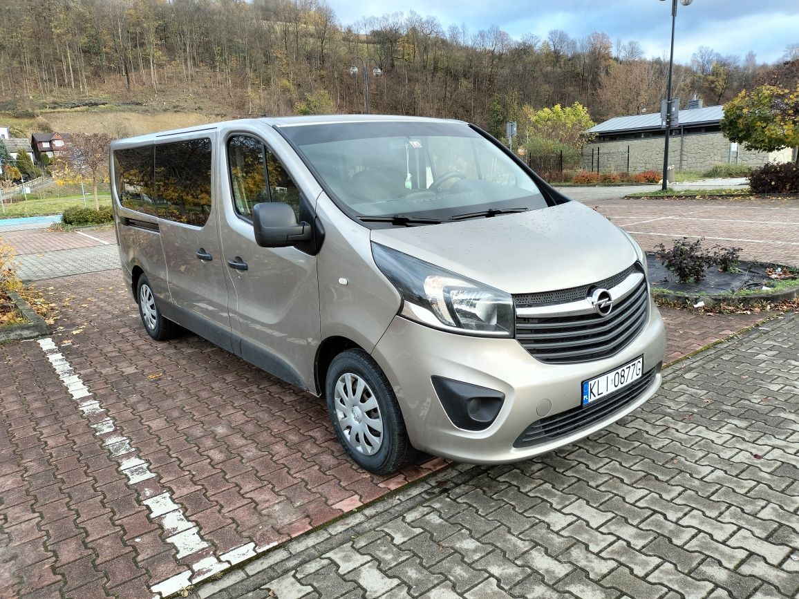 Wynajem bus Opel Vivaro Long 9 osobowy