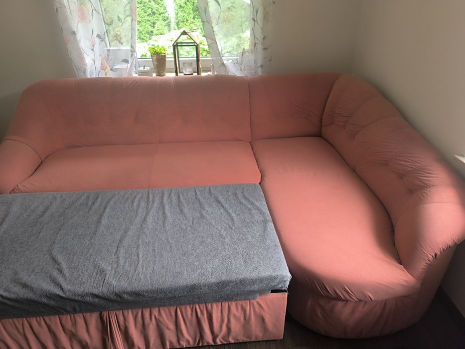 Sprzedam narożnik z pufą . Funkcja do spania  wygodna .