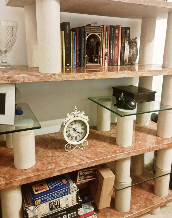 Móvel estante para sala em mármore e vidro