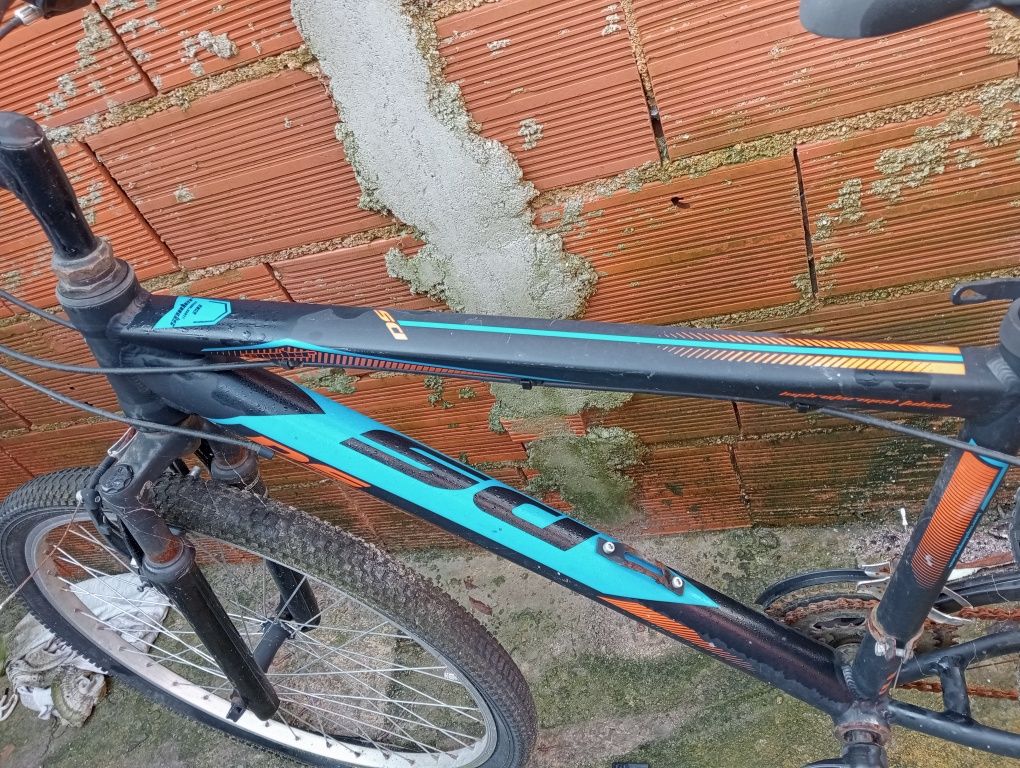 Bicicleta azul nova