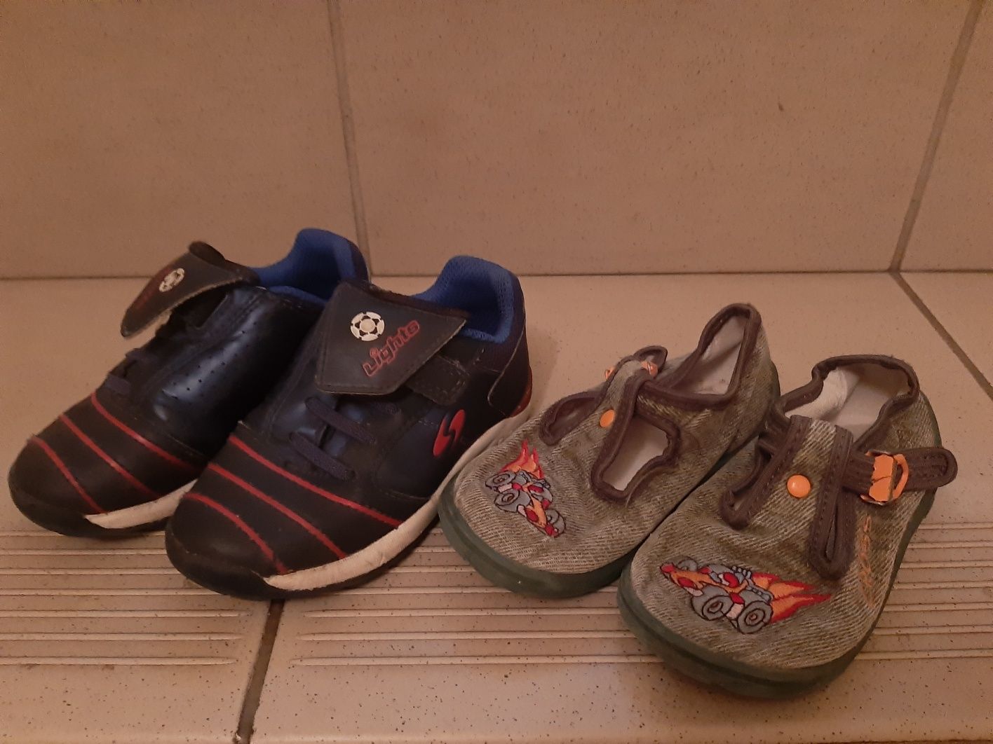 Adidasy, kapcie rozmiar 23