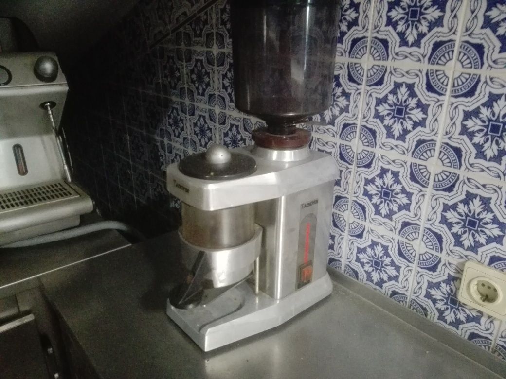 Máquina  café e moinho  Azkoyen
